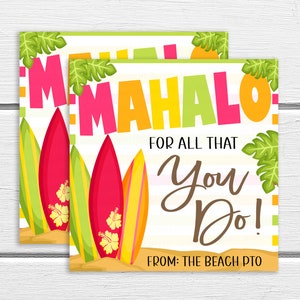 Könnte beinhalten: Zwei bunte Dankeskarten mit hawaiianischem Thema. Die Karten zeigen Surfbretter, Palmblätter und den Text "Mahalo for all that you do! From: The Beach PTO".