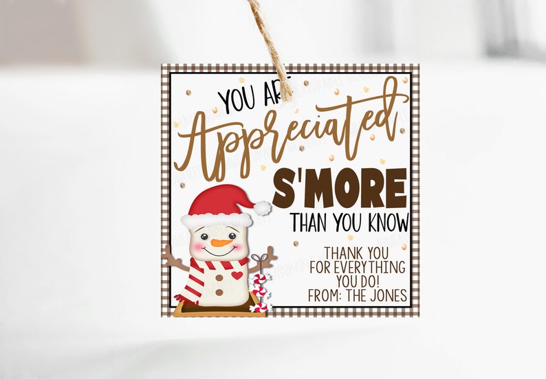 Puede incluir: Una etiqueta de regalo a cuadros marrones y blancos con una ilustraci&oacute;n de mu&ntilde;eco de nieve y el texto "You are appreciated s'more than you know. Thank you for everything you do! From: The Jones."