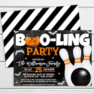 Könnte beinhalten: Ein schwarz-weiß gestreifter Hintergrund mit einer schwarzen Tafel-Einladung zu einer Boo-ling-Party. Die Einladung zeigt einen Kürbis mit Hexenhut, Fledermäuse und Bowling-Pins. Der Text lautet "Boo-ling Party" und enthält die Details der Party, einschließlich Datum, Uhrzeit, Ort und RSVP-Informationen.