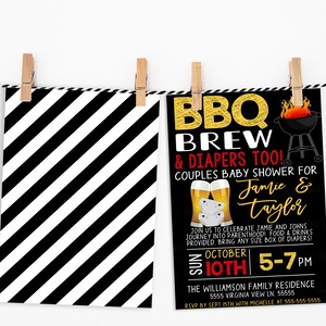 Puede incluir: Fondo de rayas blancas y negras con una invitaci&oacute;n negra y dorada para un baby shower de parejas. La invitaci&oacute;n dice "BBQ Brew & Diapers Too! Couples Baby Shower for Jamie & Taylor" con una fecha de "Sun. 10th" y una hora de "5-7 PM".