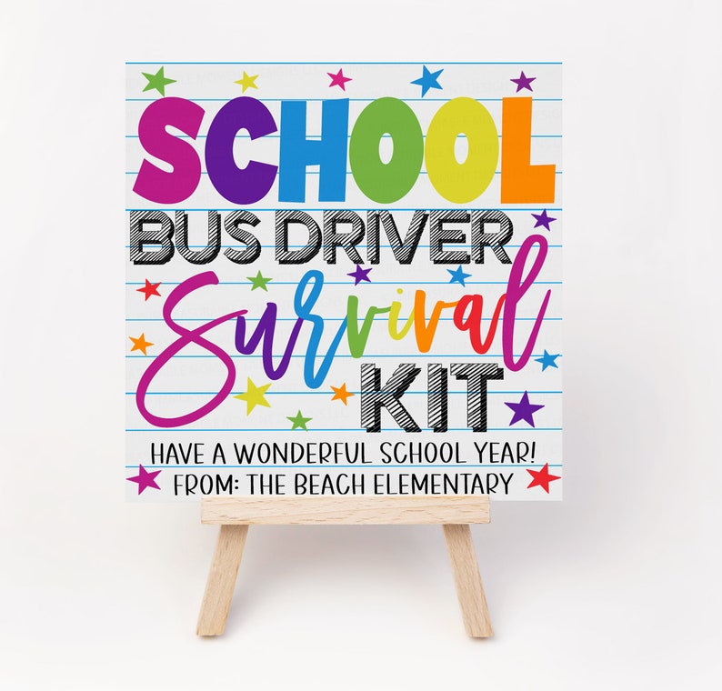 K&ouml;nnte beinhalten: Ein farbenfrohes Schild mit dem Text "SCHOOL BUS DRIVER Survival KIT" auf wei&szlig;em Hintergrund mit blauen Linien und Sternen. Der Text "HAVE A WONDERFUL SCHOOL YEAR! FROM: THE BEACH ELEMENTARY" befindet sich am unteren Rand des Schildes.