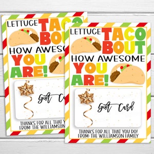 Op de afbeelding: Twee kleurrijke cadeaubonnen met een taco-ontwerp. De tekst op de kaarten luidt "Lettuce Taco Bout How Awesome You Are!" en bevat een gouden ster en een lint. De kaarten liggen op een houten achtergrond.