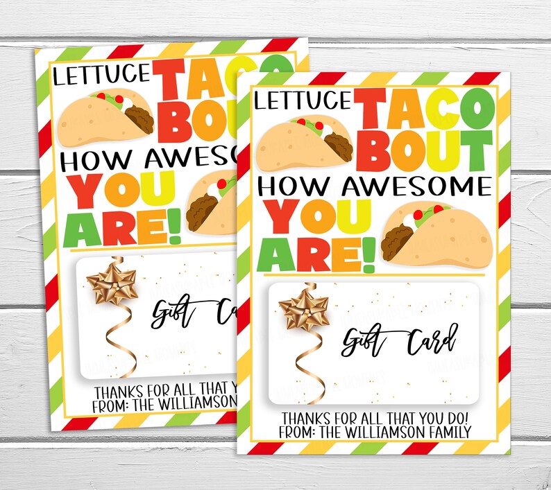 Op de afbeelding: Twee kleurrijke cadeaubonnen met een taco-ontwerp. De tekst op de kaarten luidt "Lettuce Taco Bout How Awesome You Are!" en bevat een gouden ster en een lint. De kaarten liggen op een houten achtergrond.