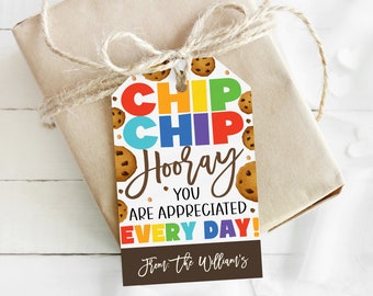 Może przedstawiać: Biała etykieta prezentowa z brązową ramką i kolorowym tekstem, który brzmi "Chip Chip Hooray You Are Appreciated Every Day!" z brązową ramką na dole, która brzmi "From: The William's". Etykieta jest ozdobiona obrazkami ciasteczek z kawałkami czekolady.
