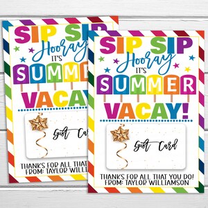 Könnte beinhalten: Zwei bunte Geschenkkartenhalter mit dem Text "Sip Sip Hooray It's Summer Vacay!" und einem goldenen Stern. Der Text "Thanks for all that you do! From: Taylor Williamson" befindet sich am unteren Rand der Karte.