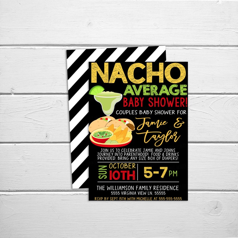 Pu&ograve; includere: Invito per baby shower con sfondo nero e bordo a righe bianche e nere. L'invito recita "Nacho Average Baby Shower!" con grafica di margarita e cibo. I dettagli includono data, ora e luogo.
