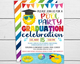 Può includere: Un invito colorato per una festa di laurea in piscina. L'invito presenta un sole sorridente che indossa un cappello da laurea e occhiali da sole. Il testo recita "Unisciti a noi per una festa di laurea in piscina. Ven, 15 maggio, 15:00. Unisciti a noi per celebrare la nostra classe di asilo in ascesa del 2022! Centro piscina della scuola elementare della Virginia, 5555 Virginia View Ln, 55555. Spuntini e bevande forniti. Porta un asciugamano e un costume da bagno!"