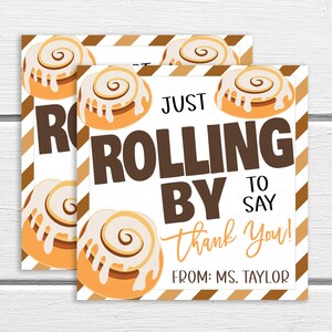 Może przedstawiać: Biała kartka z brązowymi paskami i wzorem cynamonowej bułki. Na kartce napisano "Just Rolling By To Say Thank You!" i "From: Ms. Taylor".