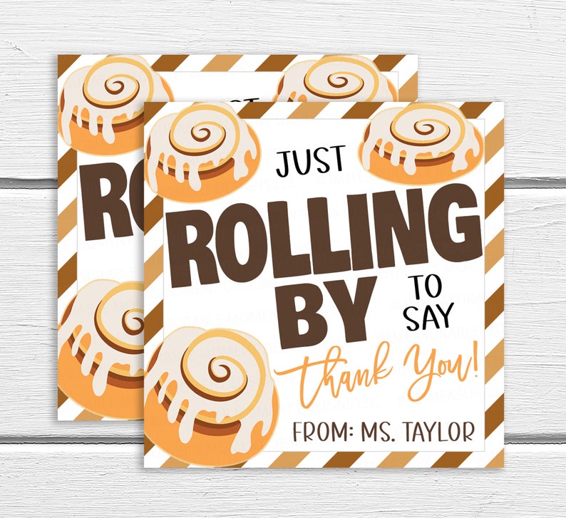 Może przedstawiać: Biała kartka z brązowymi paskami i wzorem cynamonowej bułki. Na kartce napisano "Just Rolling By To Say Thank You!" i "From: Ms. Taylor".