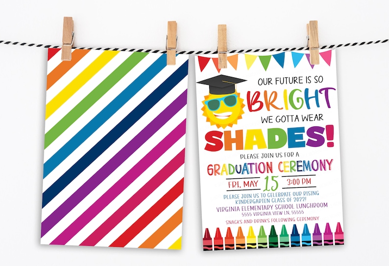 K&ouml;nnte beinhalten: Eine Graduationseinladung mit einem bunten Regenbogen-Streifenhintergrund und einer Sonne, die einen Abschluss-Hut und eine Sonnenbrille tr&auml;gt. Der Text lautet "Unsere Zukunft ist so hell, wir m&uuml;ssen Sonnenbrillen tragen!" und "Bitte nehmen Sie an unserer Abschlussfeier teil, Fr. 15. Mai, 15:00 Uhr".