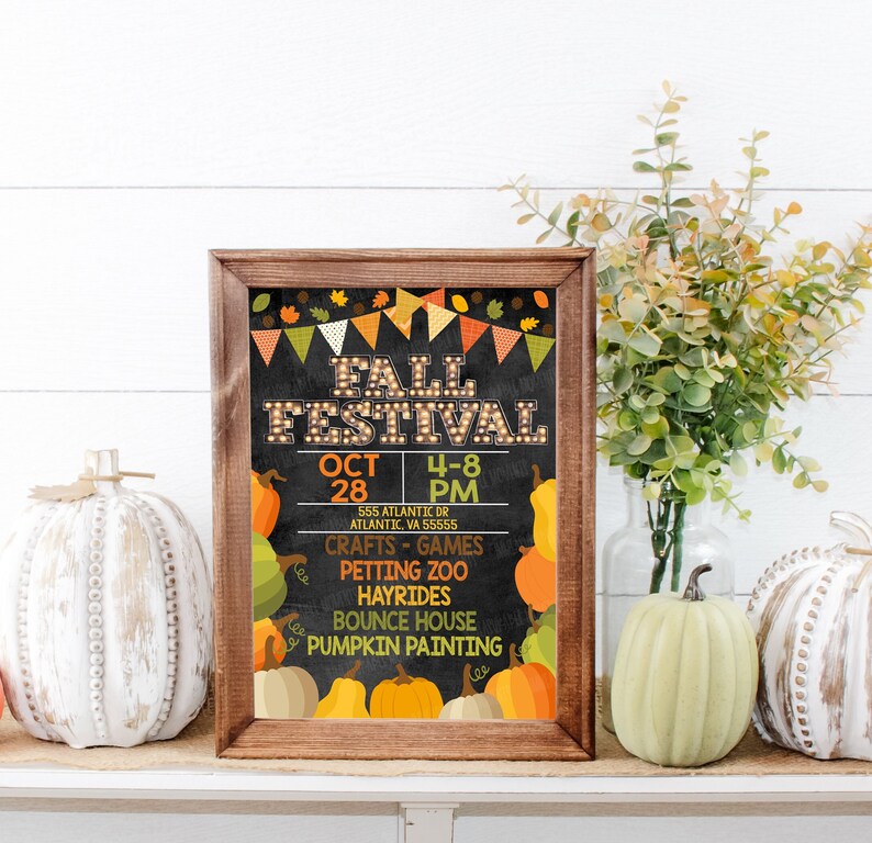Op de afbeelding: Een krijtbord met een bruin houten frame dat een herfstfestival adverteert op 28 oktober van 16:00 tot 20:00 uur. Het bord heeft een feestelijk herfstthema met pompoenen, bladeren en vlaggetjes. Het evenement omvat ambachten, spelletjes, een kinderboerderij, hooiwagenritten, een springkussen en pompoen schilderen.