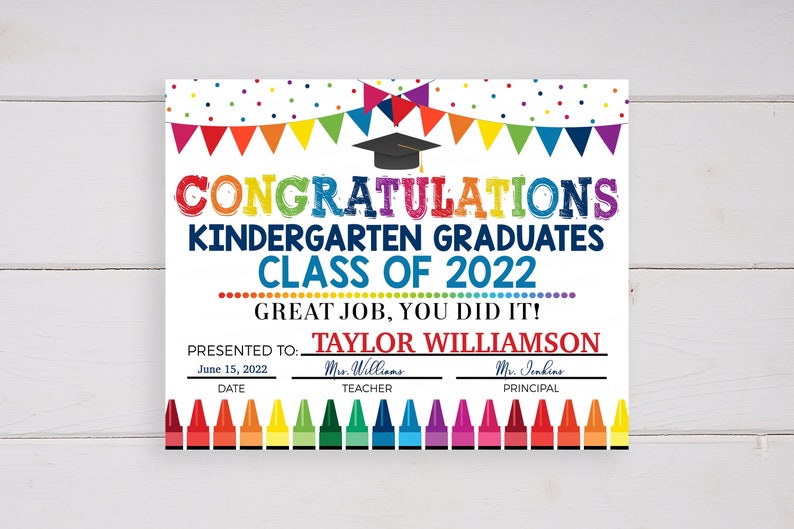 Pu&ograve; includere: Un certificato colorato con il testo "Congratulazioni ai laureati della scuola materna Classe del 2022 Ottimo lavoro, ce l'hai fatta!"  Consegnato a: Taylor Williamson 15 giugno 2022 Data Sig. Williams Insegnante Sig. Jenkins Preside. Il certificato &egrave; decorato con un cappello da laurea, bandiere colorate e matite colorate.