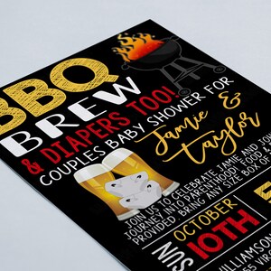 Puede incluir: Una invitaci&oacute;n de baby shower negra y dorada con un tema de barbacoa, cerveza y pa&ntilde;ales. La invitaci&oacute;n presenta una parrilla, botellas de cerveza y pa&ntilde;ales. El texto dice "BBQ Brew & Diapers Too! Couples Baby Shower for Jamie & Taylor" y "October 10th 5:17 PM".