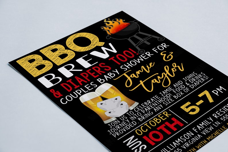 Puede incluir: Una invitaci&oacute;n de baby shower negra y dorada con un tema de barbacoa, cerveza y pa&ntilde;ales. La invitaci&oacute;n presenta una parrilla, botellas de cerveza y pa&ntilde;ales. El texto dice "BBQ Brew & Diapers Too! Couples Baby Shower for Jamie & Taylor" y "October 10th 5:17 PM".