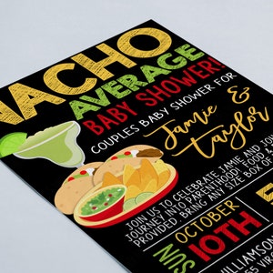 Pu&ograve; includere: Biglietto d'invito nero con la scritta "Nacho Average Baby Shower!" in giallo, verde e rosso. L'invito include una grafica di nachos, tacos e guacamole. L'evento &egrave; per Jamie & Taylor.