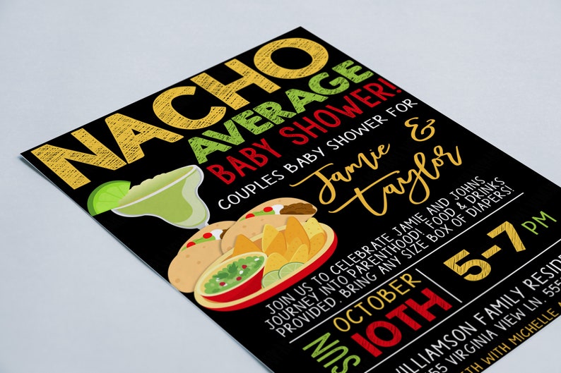 Pu&ograve; includere: Biglietto d'invito nero con la scritta "Nacho Average Baby Shower!" in giallo, verde e rosso. L'invito include una grafica di nachos, tacos e guacamole. L'evento &egrave; per Jamie & Taylor.