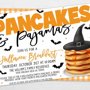 K&ouml;nnte beinhalten: Eine Halloween-Partyeinladung mit orange-wei&szlig;em kariertem Hintergrund. Die Einladung lautet "Pancakes & Pajamas Halloween Breakfast" mit einem Hexenhut auf einem Stapel Pfannkuchen.