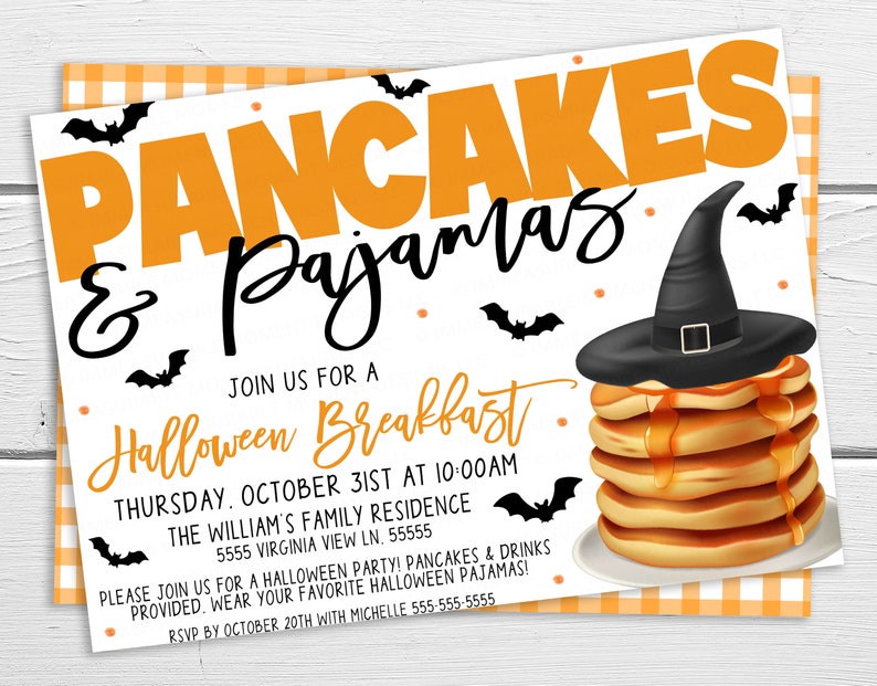 K&ouml;nnte beinhalten: Eine Halloween-Partyeinladung mit orange-wei&szlig;em kariertem Hintergrund. Die Einladung lautet "Pancakes & Pajamas Halloween Breakfast" mit einem Hexenhut auf einem Stapel Pfannkuchen.