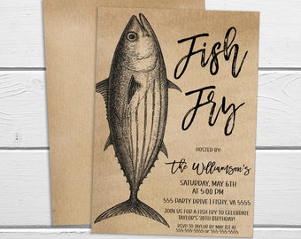 Puede incluir: Una invitación en papel marrón con una ilustración en blanco y negro de un pez. El texto dice "Fish Fry" e incluye los detalles del evento: "Hosted by: the Williamson's, Saturday, May 6th at 5:00 PM, 555 Party Drive | Fishy, VA 5555, Join us for a fish fry to celebrate Taylor's 30th birthday! RSVP to Taylor by May 1st at 555-555-5555 or 555-555-5555."