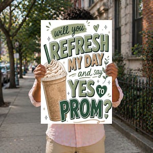 Puede incluir: Un letrero con el texto "will you refresh my day and say yes to prom?" se sostiene. El letrero presenta un dibujo de una bebida de café con crema batida. El texto es en verde y blanco.