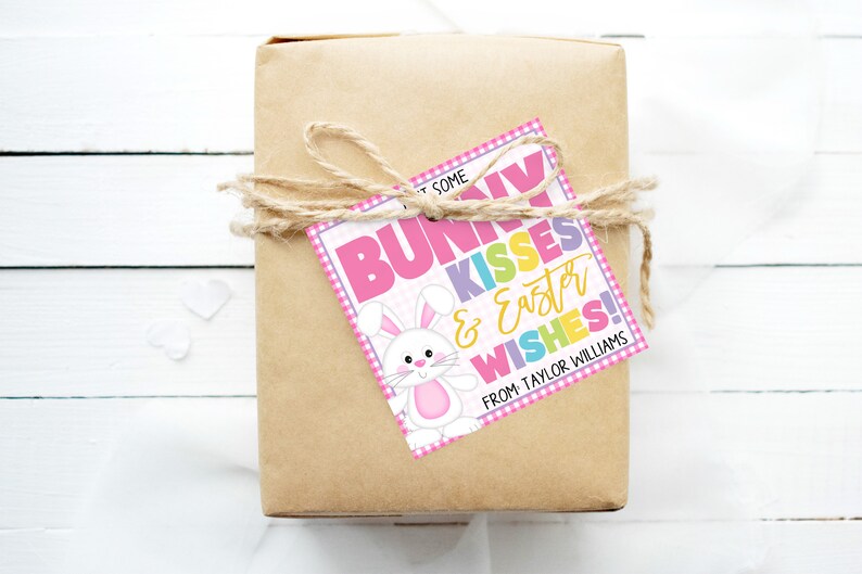K&ouml;nnte beinhalten: Ein rosa-wei&szlig;es Geschenkanh&auml;nger mit einer Hasenillustration und dem Text "Bunny Kisses & Easter Wishes! From Taylor Williams".