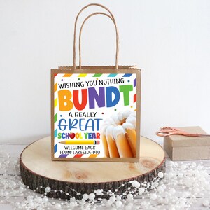 Etiquetas de regalo de pastel Bundt de regreso a la escuela, Nada Bundt Un gran año escolar, Bienvenido de nuevo aprecio del personal de los maestros, PTA PTO imprimible editable