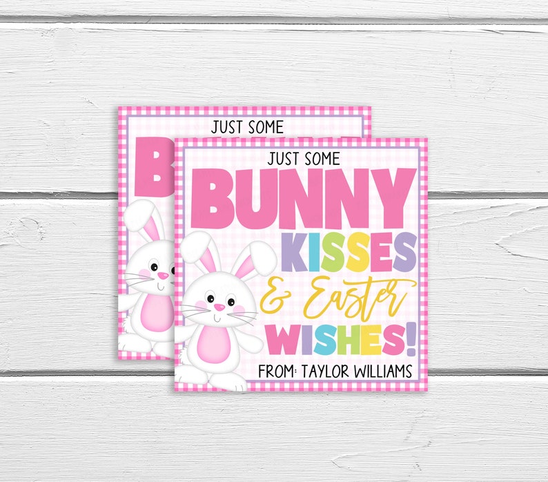 K&ouml;nnte beinhalten: Zwei rosa-wei&szlig;e Gingham-Karten mit einer wei&szlig;en Hasenillustration. Der Text auf der Karte lautet "Just some bunny kisses & Easter wishes! From: Taylor Williams".