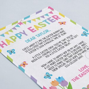 Puede incluir: Una tarjeta colorida de Feliz Pascua con una ilustraci&oacute;n de un conejo y un mensaje para Taylor. La tarjeta tiene una pancarta de banderas con las palabras "Feliz Pascua" y un mensaje del Conejo de Pascua.