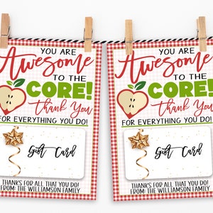 Può includere: Due carte regalo a quadri rossi e bianchi con una mela dorata e il testo "You are Awesome to the Core! Thank You for Everything You Do!" e una carta regalo all'interno. Le carte hanno il testo "Thanks for all that you do! From: The Williamson Family" in basso.