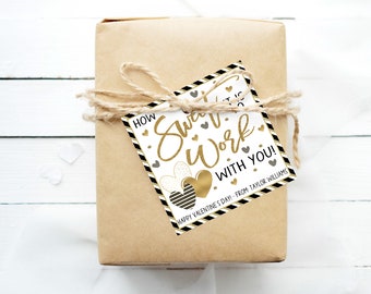 Op de afbeelding: Een cadeau-etiket met zwarte en gouden strepen en harten. Het etiket zegt "How Sweet It Is To Work With You!" Fijne Valentijnsdag - Van Taylor Williams.