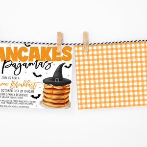 K&ouml;nnte beinhalten: Eine Halloween-Einladung zu einem Pfannkuchenfr&uuml;hst&uuml;ck. Die Einladung zeigt einen Stapel Pfannkuchen, der mit einem Hexenhut und Sirup verziert ist. Der Text lautet "Pancakes & Pajamas" und "Schlie&szlig;en Sie sich uns zu einem Halloween-Fr&uuml;hst&uuml;ck an".