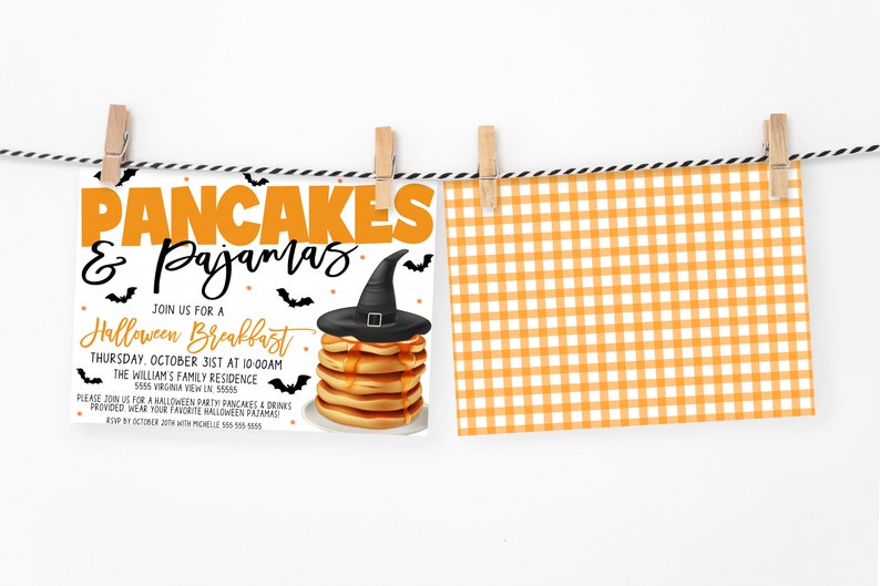 K&ouml;nnte beinhalten: Eine Halloween-Einladung zu einem Pfannkuchenfr&uuml;hst&uuml;ck. Die Einladung zeigt einen Stapel Pfannkuchen, der mit einem Hexenhut und Sirup verziert ist. Der Text lautet "Pancakes & Pajamas" und "Schlie&szlig;en Sie sich uns zu einem Halloween-Fr&uuml;hst&uuml;ck an".