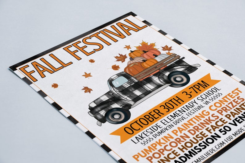Puede incluir: Un folleto para un Festival de Oto&ntilde;o en la Escuela Primaria Lakeside. El folleto presenta una camioneta de recogida a cuadros blanco y negro con una cama llena de calabazas. El texto en el folleto dice "Festival de Oto&ntilde;o", "30 de octubre de 3:00 PM a 7:00 PM", "Escuela Primaria Lakeside", "5555 Pumpkin Drive, Festival VA 55555", "Concurso de Pintura de Calabazas", "Palomitas de ma&iacute;z Bebidas Premios", "Casa de rebote Pintura de cara", "Admisi&oacute;n 50 Ven", y "Correo Aqu&iacute;.com para m&aacute;s".