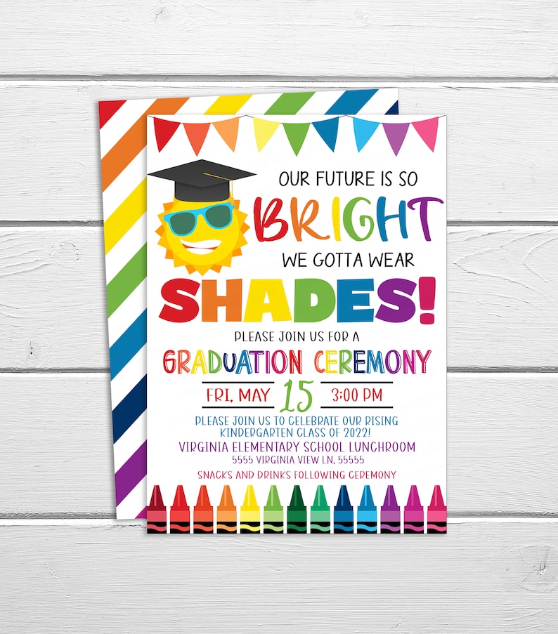 K&ouml;nnte beinhalten: Eine Graduationseinladung mit einem farbenfrohen Regenbogen-Design. Der Text lautet "Unsere Zukunft ist so hell, wir m&uuml;ssen Sonnenbrillen tragen!" und "Bitte schlie&szlig;en Sie sich uns zu einer Abschlussfeier an, Fr, 15. Mai, 15:00 Uhr". Die Einladung enth&auml;lt auch den Namen der Schule, Virginia Elementary School Lunchroom, und die Adresse 5555 Virginia View Ln, 55555. Die Einladung endet mit "Snacks und Getr&auml;nke nach der Zeremonie".