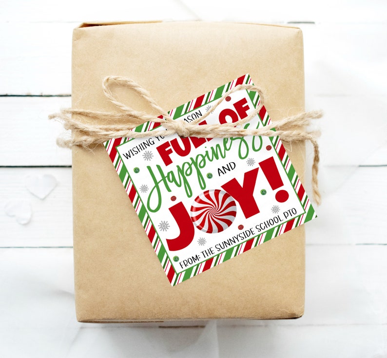 K&ouml;nnte beinhalten: Ein wei&szlig;er Geschenkanh&auml;nger mit roten und gr&uuml;nen Streifen. Der Anh&auml;nger hat ein rotes und wei&szlig;es Zuckerstangen-Design und den Text "Wishing you a season full of happiness and joy! From: The Sunnyside School PTO".