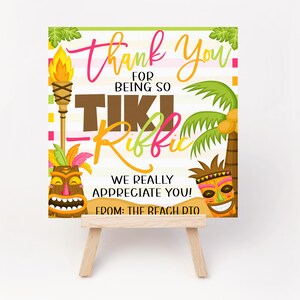 Pode incluir: Um cart&atilde;o de agradecimento com tema tiki. O cart&atilde;o apresenta um &iacute;dolo tiki, uma palmeira e o texto "Thank You for being so Tiki-rific! We really appreciate you! From: The Beach DTO".