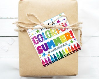Buntstift Geschenkanhänger, haben einen bunten Sommer, Ende des Schuljahres Geschenk, letzter Tag der Schule Klassenzimmer Klassenkamerad Schüler Lehrer Vorschule bearbeitbar