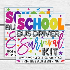 K&ouml;nnte beinhalten: Ein buntes, druckbares Schild mit dem Text "School Bus Driver Survival Kit" in Regenbogenfarben. Das Schild hat einen blau-wei&szlig; gestreiften Hintergrund mit Sternen. Der Text "Have a wonderful school year! From: The Beach Elementary" befindet sich am unteren Rand des Schildes.
