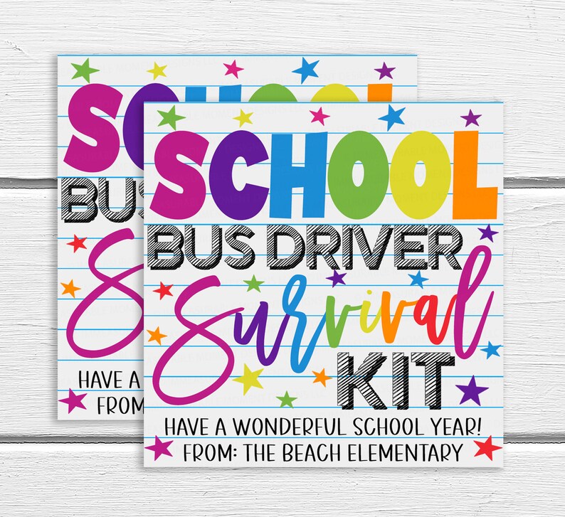 K&ouml;nnte beinhalten: Ein buntes, druckbares Schild mit dem Text "School Bus Driver Survival Kit" in Regenbogenfarben. Das Schild hat einen blau-wei&szlig; gestreiften Hintergrund mit Sternen. Der Text "Have a wonderful school year! From: The Beach Elementary" befindet sich am unteren Rand des Schildes.