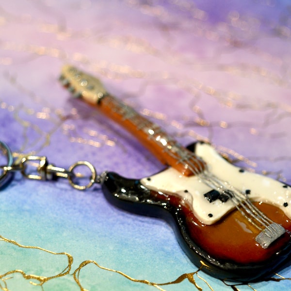 porte-clés guitare électrique, accessoire en forme de guitare miniature marron, fait entièrement à la main en fimo, recouvert de résine