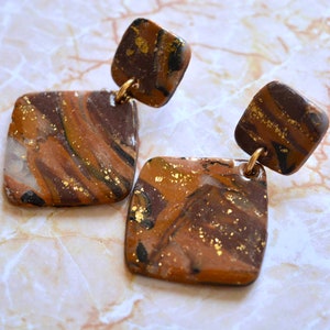 Brincos de diamante ou redondos, estilo marmorizado marrom, preto e translúcido com folhas de ouro, revestidos com resina, feitos à mão em fimo
