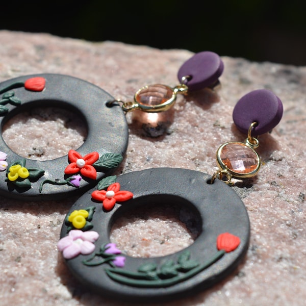 Boucles d’oreilles rondes forme donut décorées de fleurs, connecteur en verre rosé, bijoux fait main en pâte polymère fimo