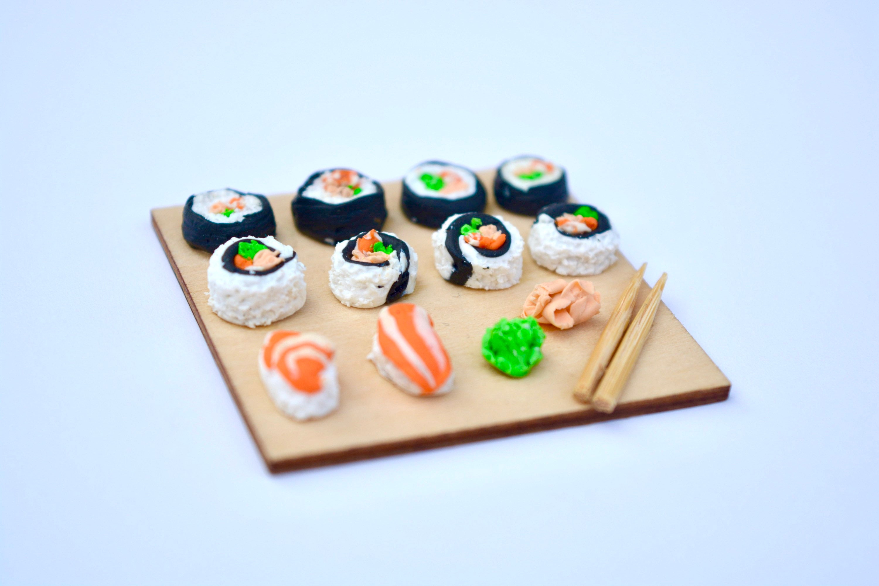 Plateau Miniature de Sushis et Makis, Pâte Fimo, Objet Décoratif Réaliste Fait Main