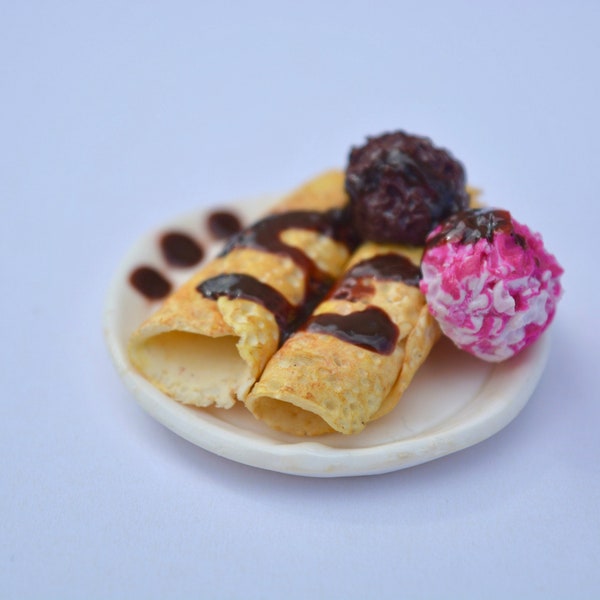 Magnet assiette de crêpes avec boules de glace fraise et chocolat, décoration miniature pour réfrigérateur, fait main en pâte polymère fimo