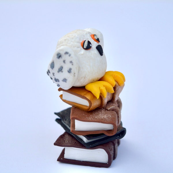 Hibou posé sur une pile de livres, objet miniature décoratif, fait main en pâte polymère fimo, figurine animal miniature pour décorer