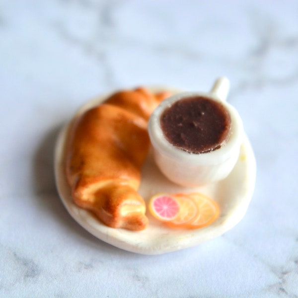 Magnet assiette de croissant, chocolat chaud et tranches de fruits, décoration miniature pour réfrigérateur, fait main en pâte polymère fimo
