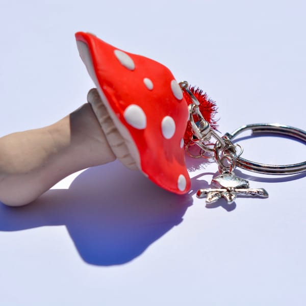 Porte-clés champignon, accessoire champignon rouge avec points blancs miniature, fait main en pâte polymère fimo, deux tailles disponibles