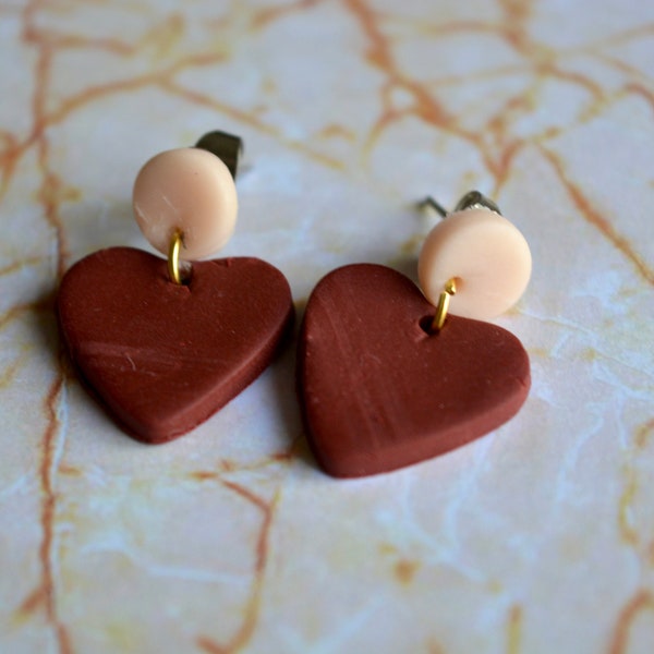 Boucles d'oreilles en forme de coeurs marrons, trois coloris disponibles, bijoux petits coeurs, fait main en pâte polymère, bijoux pour elle