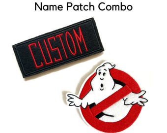 Könnte beinhalten: Zwei auf weißem Hintergrund gestickte Aufnäher. Einer ist ein schwarzes Rechteck mit "CUSTOM" in Rot. Der andere ist das Ghostbusters-Logo, ein weißer Geist in einem roten Kreis mit roter Linie. Der Text oben lautet "Name Patch Combo".