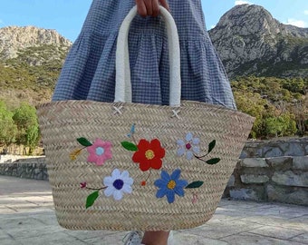 Hand Embroidered Floral Bassinet Bag, Wicker Basket, Boho Chic Style, Artisanal Bag, Floral Design